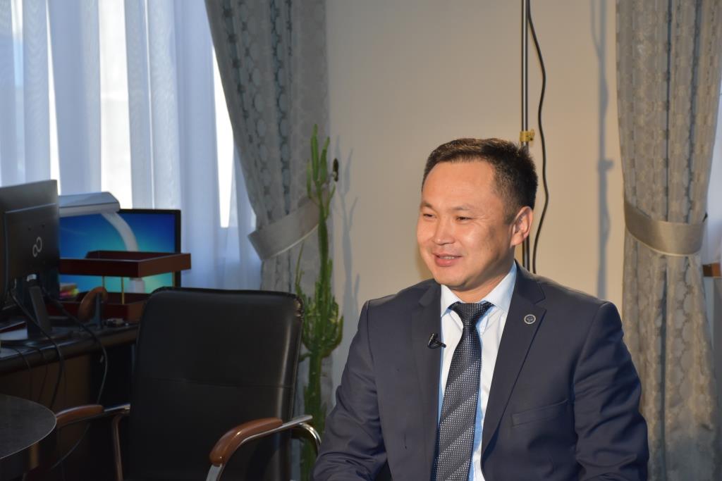 Статс-секретарь Календеров У.И. дает интервью
